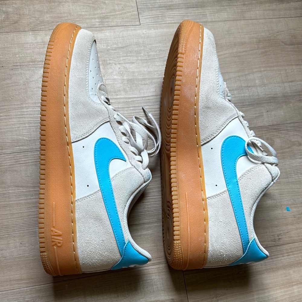 Nike Air White and Blue Sneakers with Brown Sole - Picture 5 of 7